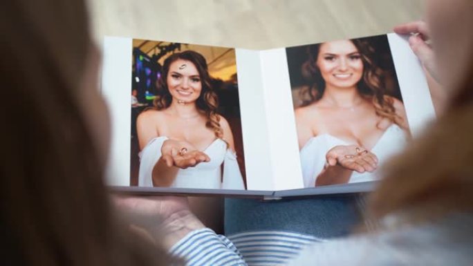 顶视图。妈妈和女儿叶子穿过婚礼写真集。