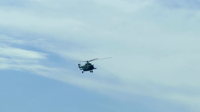 军用直升机 -- 在天空中飞行