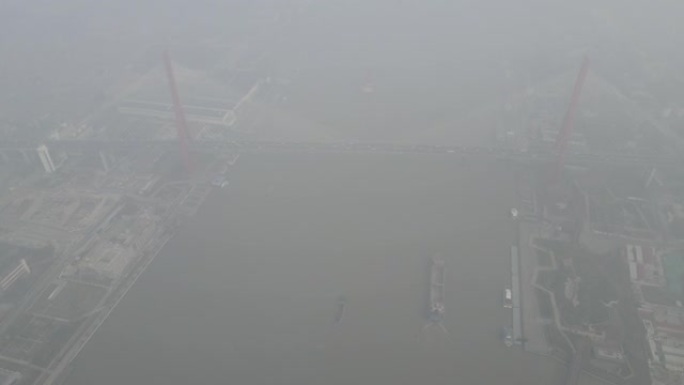 城市阴霾严重，空气污染严重。白天雾中的建筑和道路