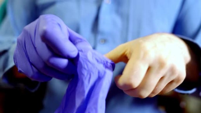 男人戴上医用手套。新型冠状病毒肺炎预防。