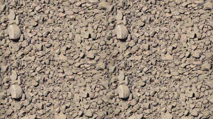 破碎和破碎的岩石从峡谷斜坡脊溢出到谷底