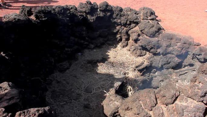 火山地面孔上的秸秆燃烧