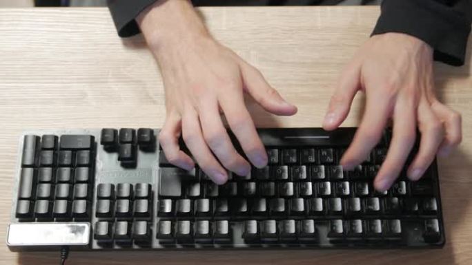 男人在黑色键盘上打字