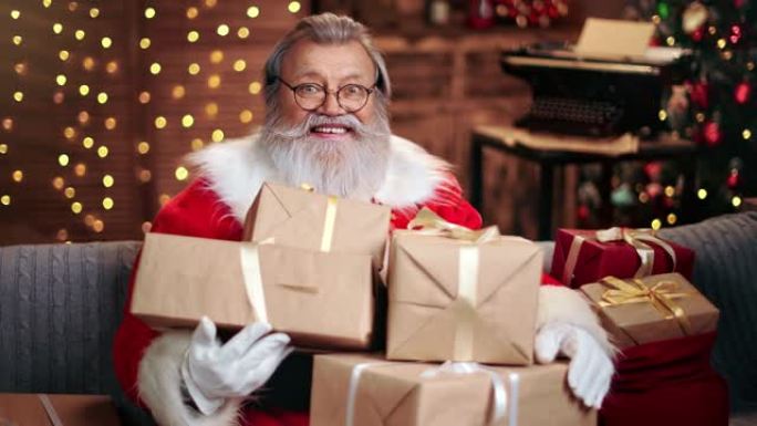 肖像男性圣诞老人与一堆包装好的礼品盒合影。在红色乌鸦4k电影摄像机上拍摄
