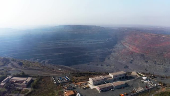 乌克兰南部采矿厂一个大型采石场附近管理大楼的鸟瞰图