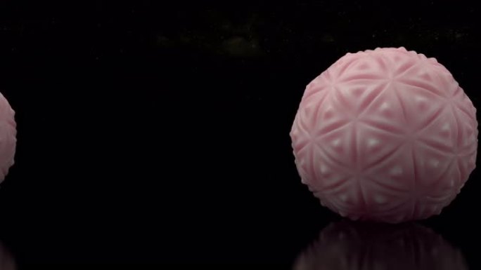 宇宙背景上未来派几何弹性球的环形3d设计。滚动橡胶球体的全景。