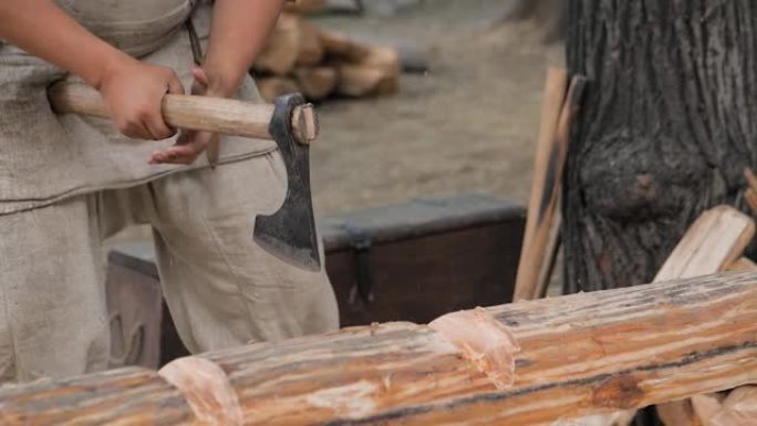 慢动作: 男子伐木工人在历史节日用斧头切割大原木