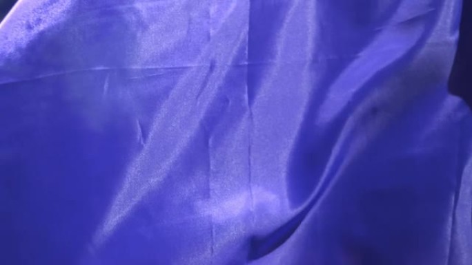 蓝色丝绸布在特写和慢动作中随风飘动