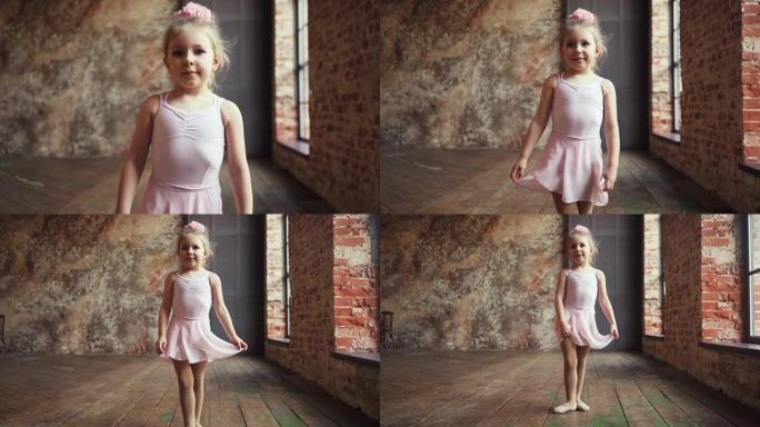 可爱的小高加索女孩金发碧眼，穿着粉色太阳裙，脚上穿着芭蕾平底鞋，微笑着