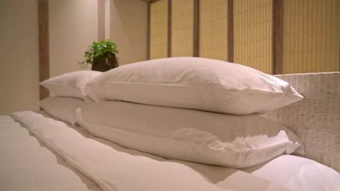 豪华酒店度假卧室床上白色枕头装饰
