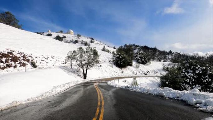 在暗黑破坏神山脉的汉密尔顿山顶上下雪的冬日; 加利福尼亚州南旧金山湾区