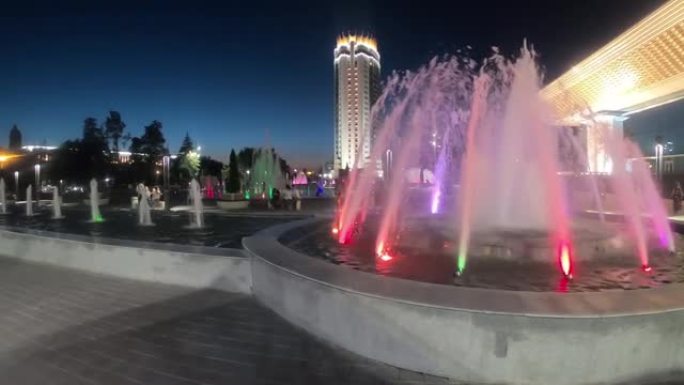 晚上阿拉木图的五彩喷泉