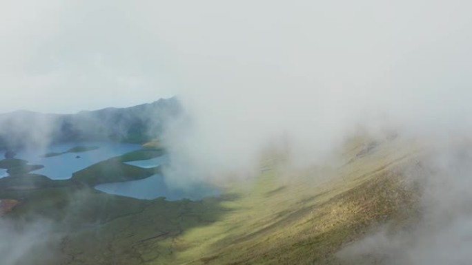 飞越火山顶部的云层。Caldeirao，Corvo，亚速尔群岛的绿色斜坡和湖泊