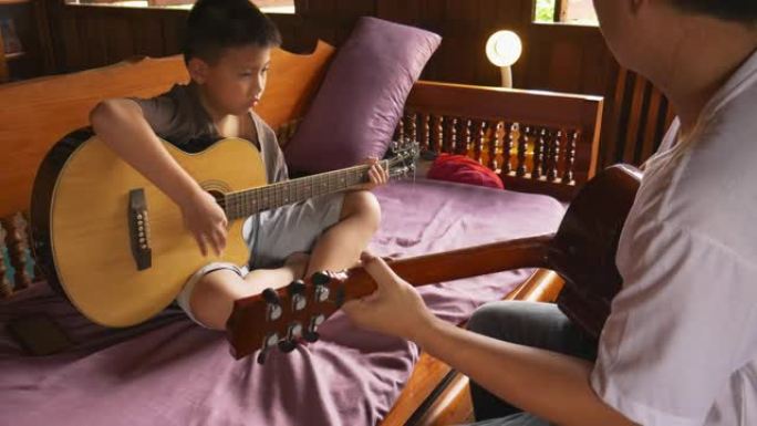 父亲教儿子学吉他
