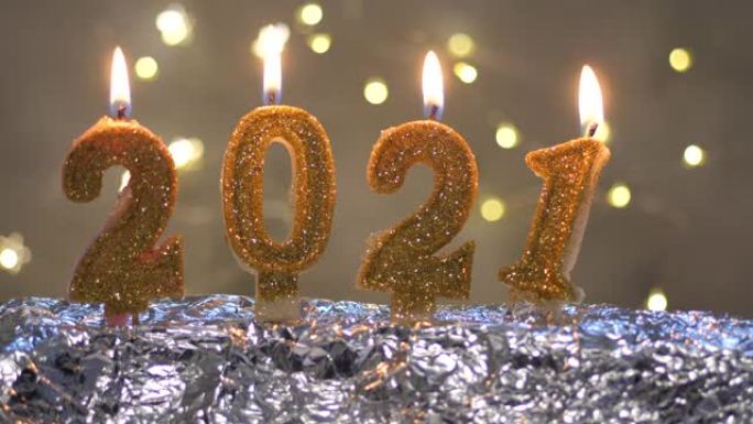 新2021年庆祝快乐。数字形式的黄金燃烧蜡烛2021在节日圣诞节背景