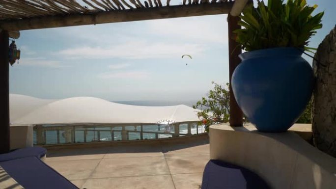 晴天巴厘岛著名豪华酒店游泳池餐厅露台慢动作全景4k印度尼西亚