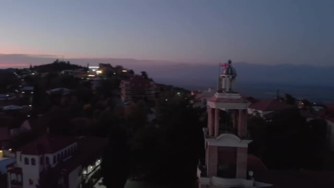 日落后，无人机拍摄了格鲁吉亚国旗