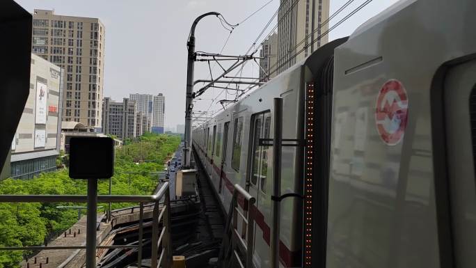上海地铁11号进站