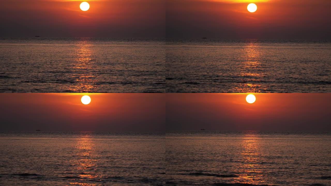 日落映入大海，使五颜六色的天空