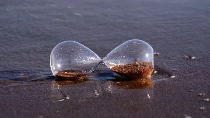 在夏日明亮的阳光下，海浪洗沙玻璃躺在沙滩上