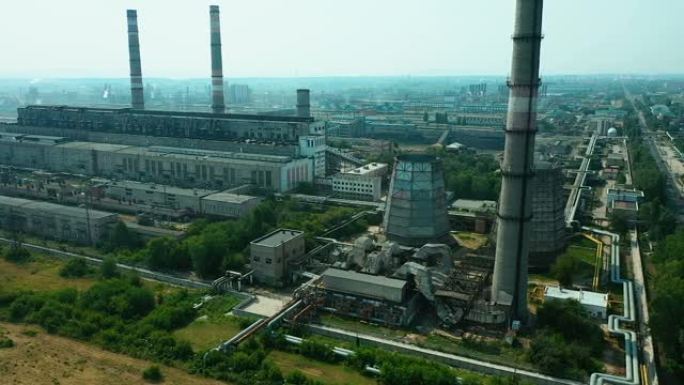 巨大的工业厂房面积，高大的排气管和大型存储区。城市的工业区。从四轴飞行器上看。俄罗斯，萨马拉。