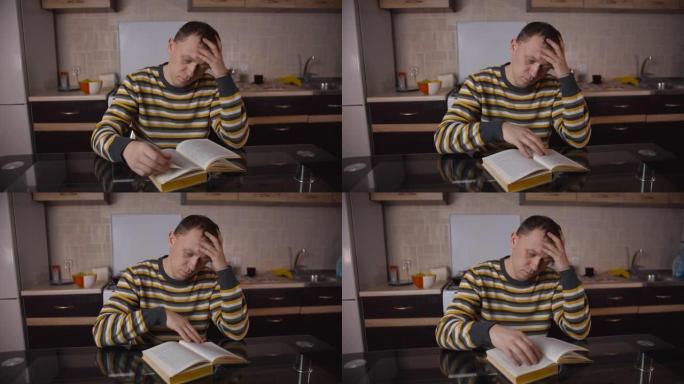 一个穿着条纹毛衣的男人坐在桌子旁，在模糊的背景上看书