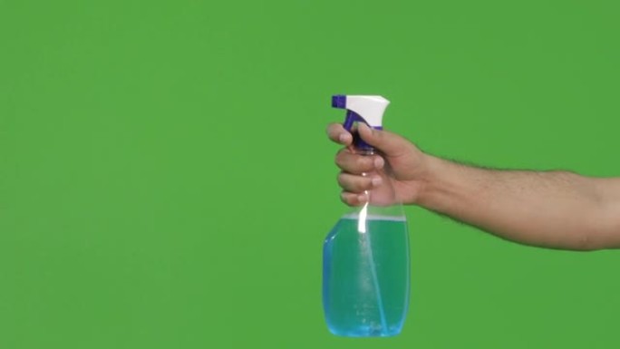 一只手在色度工作室喷洒清洁液。