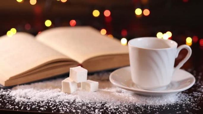 圣诞节之夜，配有白色杯子和茶碟，茶或咖啡，白色棉花糖。