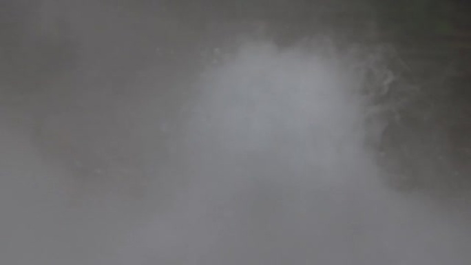 冬天的喷泉和白雾