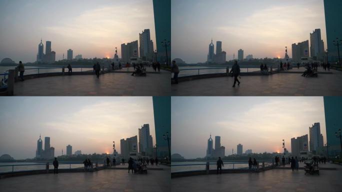 日落天空青岛城市景观著名拥挤公共海滩全景4k中国