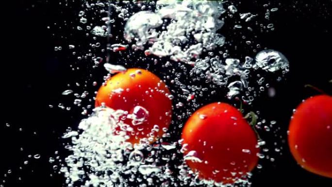 西红柿落入水中黑色背景超慢动作1000 fps