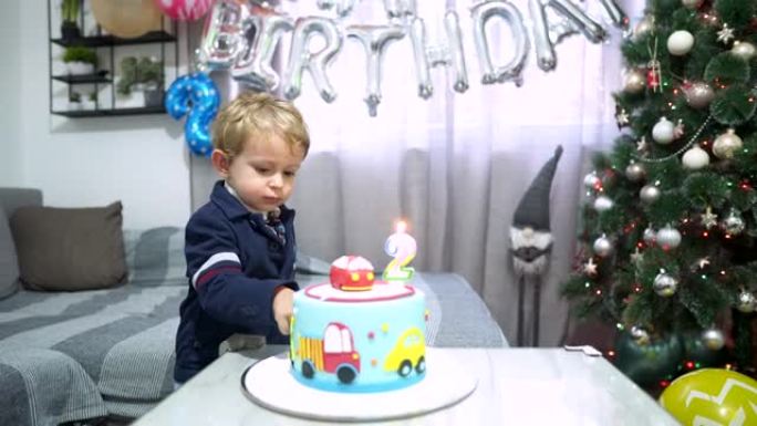 可爱的小男孩庆祝第二个生日