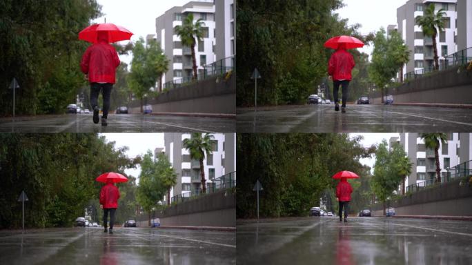 男子身穿红色雨衣，手持雨伞走在街上