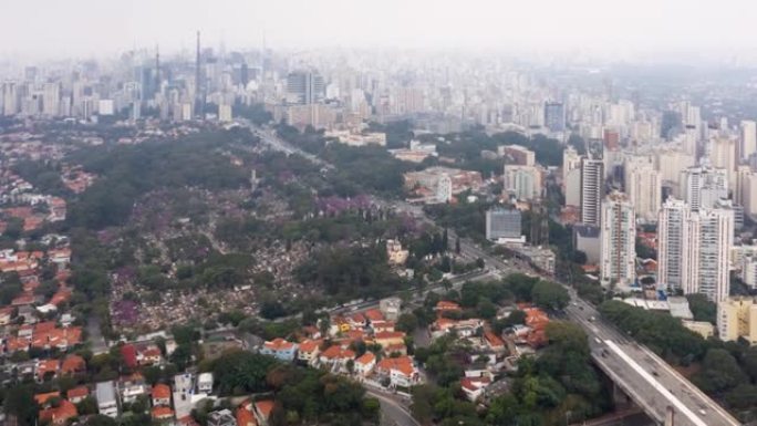 在São Paulo的Araça墓地，从塔顶看，在保利斯塔大道的底部