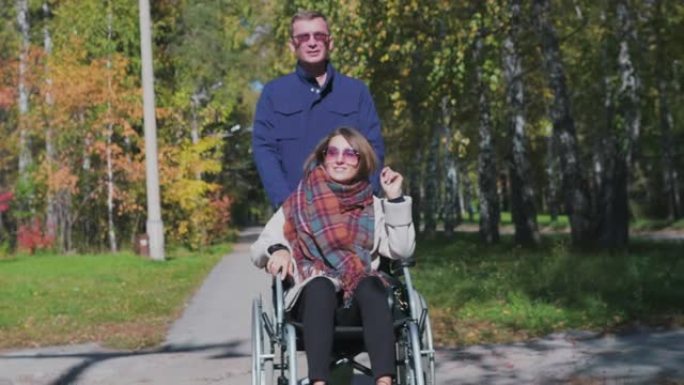 男人与女人一起坐轮椅