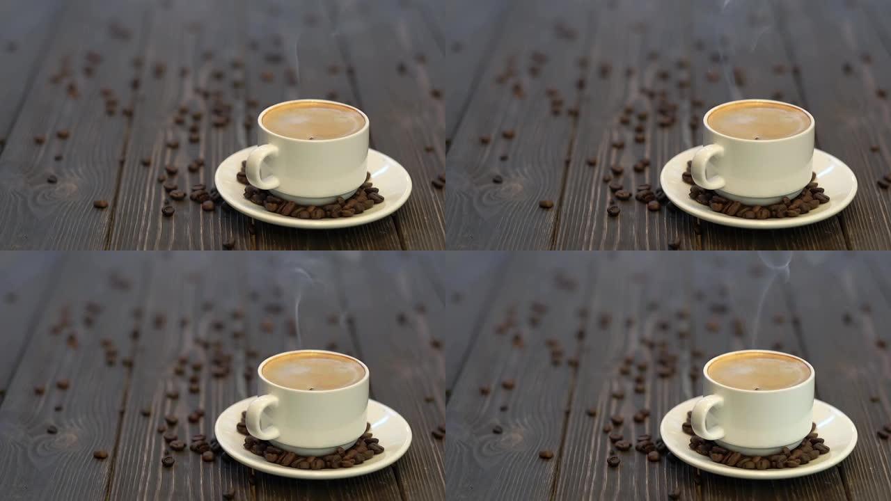在深色的木制桌子上加点浓缩咖啡。蒸汽上升到杯子上方，咖啡豆在桌子上。特写