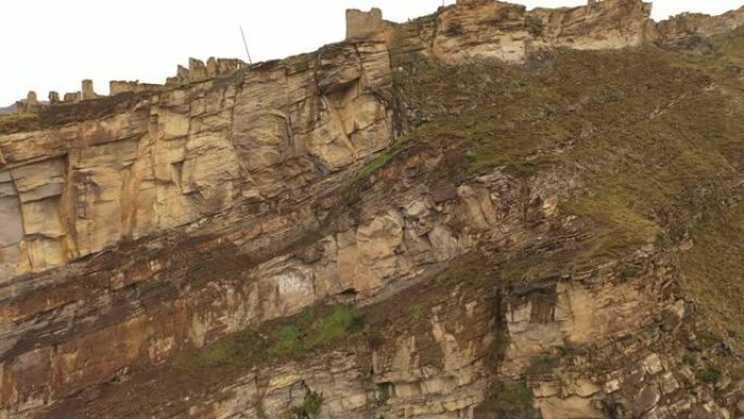 悬崖上废弃村庄的古塔和废墟。中世纪戈尔村堡垒的废墟。这是达吉斯坦最有趣和风景如画的地方之一