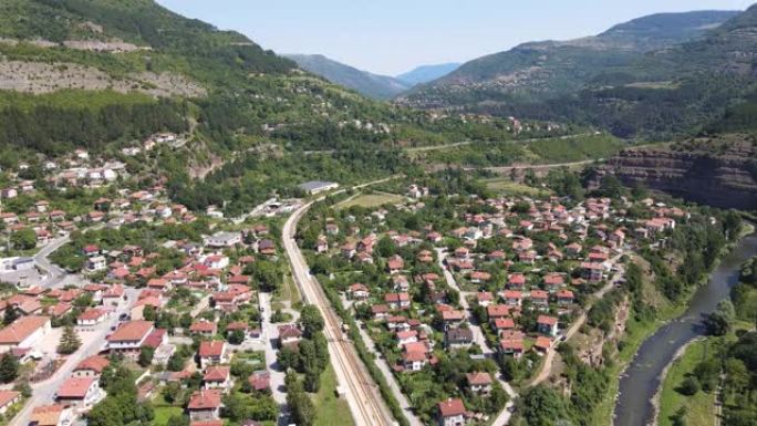 保加利亚Tserovo和Iskar河村的鸟瞰图