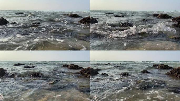 蓝色的波浪穿过地中海上的石湾。内塔尼亚以色列