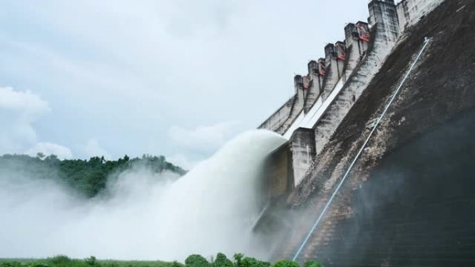 闸门，水流通过闸门。打开泰国春城Khun Dan Prakan Chon大坝