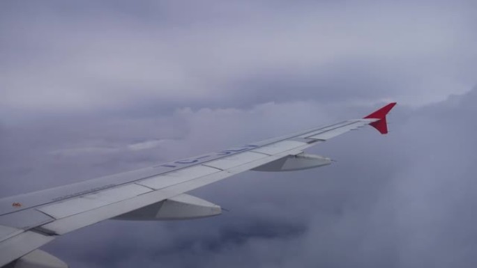 从飞机上看天空中的高云