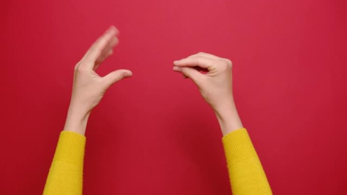 女性的特写镜头显示彼此交谈，双手隔离在红色工作室背景下，带有复制空间。肢体语言概念。有文字或图片、宣