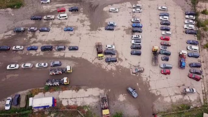 鸟瞰因违反停车规则而被疏散的汽车场所。乌克兰基辅