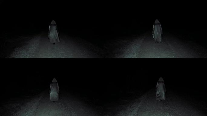 老女巫走在黑暗的幽灵路上。