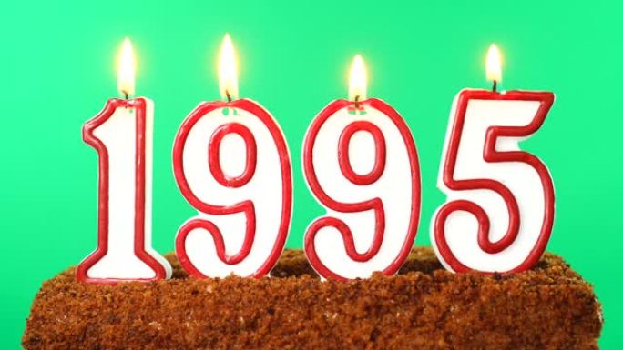 蛋糕与数字1995点燃的蜡烛。上个世纪的日期。色度键。绿屏。隔离