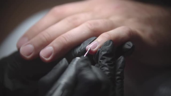 男性五金件修指甲-指甲大师使用小钻清洁角质层区域