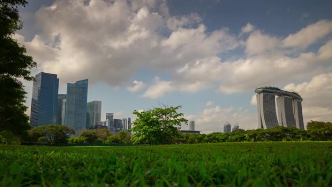 阳光灿烂的一天新加坡市区绿草场全景延时4k