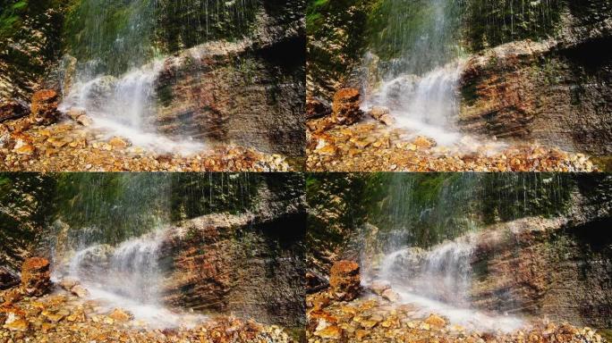 瀑布从覆盖着苔藓的岩壁上掉下来