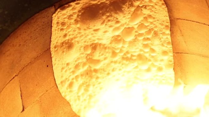 在传统的东方木烤箱中烹饪皮塔饼面包