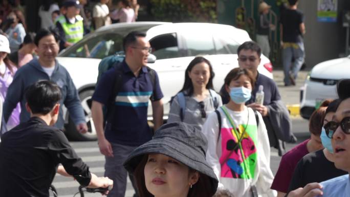 繁华街道行人过马路实拍